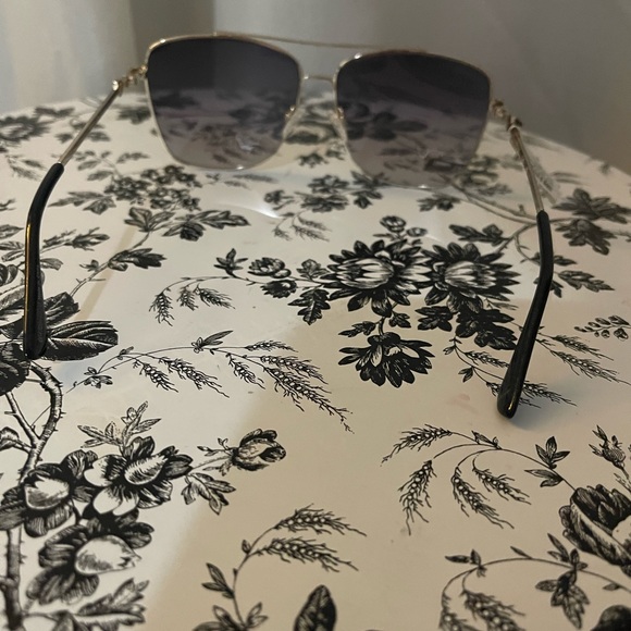 New with tag guess sunglasses - Picture 6 of 7